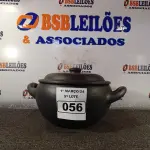 LOTE 056 - 01 PANELA DE BARRO. (NO ESTADO) ATENÇÃO! FAZER A VISITAÇÃO ANTES DE ARREMATAR, NÃO SABEMOS SE FUNCIONA. LEILÃO NÃO TEM GARANTIA E NEM DEVOLUÇÃO, SUJEITO A POSSÍVEIS AVARIAS VISÍVEIS/OCULTAS E/OU AUSÊNCIA DE COMPONENTES.