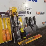 LOTE 108 - 03 ESPÁTULAS, 01 JOGO DE CHAVE FENDA/PHILIPS, 01 FORMÃO, 01 LIMA CHATA 6” E 01 CHAVE COM 06 PONTAS INTERCAMBIÁVEIS. (NO ESTADO) ATENÇÃO! FAZER A VISITAÇÃO ANTES DE ARREMATAR, NÃO SABEMOS SE FUNCIONA. LEILÃO NÃO TEM GARANTIA E NEM DEVOLUÇÃO, SUJEITO A POSSÍVEIS AVARIAS VISÍVEIS/OCULTAS E/OU AUSÊNCIA DE COMPONENTES.