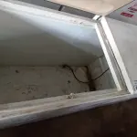 LOTE 035 - 01 FREEZER HORIZONTAL 02 TAMPAS 220V. (NO ESTADO) ATENÇÃO! FAZER A VISITAÇÃO ANTES DE ARREMATAR, NÃO SABEMOS SE FUNCIONA. LEILÃO NÃO TEM GARANTIA E NEM DEVOLUÇÃO, SUJEITO A POSSÍVEIS AVARIAS VISÍVEIS/OCULTAS E/OU AUSÊNCIA DE COMPONENTES.