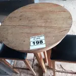 LOTE 198 - 01 MESA BISTRÔ EM MADEIRA COM 02 BANQUETAS E ACENTO ESTOFADO. (NO ESTADO, NÃO SABEMOS SE FUNCIONA. LEILÃO NÃO TEM GARANTIA E NEM DEVOLUÇÃO).