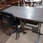 LOTE 135 - 01 MESA PARA ESCRITÓRIO MEDINDO 121CMX60CM E 01 CADEIRA GIRATÓRIA. (NO ESTADO. LEILÃO NÃO TEM GARANTIA E NEM DEVOLUÇÃO).
