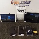 LOTE 061 - 02 TABLETS E 03 CELULARES MARCAS E MODELOS DIVERSOS. (NO ESTADO) ATENÇÃO! FAZER A VISITAÇÃO ANTES DE ARREMATAR, NÃO SABEMOS SE FUNCIONA. LEILÃO NÃO TEM GARANTIA E NEM DEVOLUÇÃO, SUJEITO A POSSÍVEIS AVARIAS VISÍVEIS/OCULTAS E/OU AUSÊNCIA DE COMPONENTES.