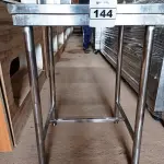 LOTE 144 - 01 MESA/BANCADA MEDINDO 58CMX58CM EM AÇO INOX. (NO ESTADO, NÃO SABEMOS SE FUNCIONA. LEILÃO NÃO TEM GARANTIA E NEM DEVOLUÇÃO).