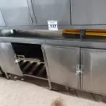 LOTE 137 - 02 BALCÕES SECO SENDO 01 FORMATO TRIANGULAR E 01 MEDINDO, 190CMX53CM EM AÇO INOX. (NO ESTADO. LEILÃO NÃO TEM GARANTIA E NEM DEVOLUÇÃO).