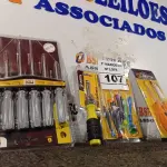 LOTE 107 - 02 JOGOS DE CHAVES FENDA/PHILIPS, 01 KIT DE CHAVES DE PRECISÃO E 01 CHAVE COM 06 PONTAS INTERCAMBIÁVEIS. (NO ESTADO) ATENÇÃO! FAZER A VISITAÇÃO ANTES DE ARREMATAR, NÃO SABEMOS SE FUNCIONA. LEILÃO NÃO TEM GARANTIA E NEM DEVOLUÇÃO, SUJEITO A POSSÍVEIS AVARIAS VISÍVEIS/OCULTAS E/OU AUSÊNCIA DE COMPONENTES.