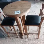 LOTE 198 - 01 MESA BISTRÔ EM MADEIRA COM 02 BANQUETAS E ACENTO ESTOFADO. (NO ESTADO, NÃO SABEMOS SE FUNCIONA. LEILÃO NÃO TEM GARANTIA E NEM DEVOLUÇÃO).