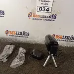 LOTE 034 - 01 FILMADORA MARCA CANON HD VIXIA HF R50 COM CARREGADOR E TRIPE. (NO ESTADO) ATENÇÃO! FAZER A VISITAÇÃO ANTES DE ARREMATAR, NÃO SABEMOS SE FUNCIONA. LEILÃO NÃO TEM GARANTIA E NEM DEVOLUÇÃO, SUJEITO A POSSÍVEIS AVARIAS VISÍVEIS/OCULTAS E/OU AUSÊNCIA DE COMPONENTES.
