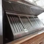 LOTE 166 - 01 COIFA LAVÁVEL EM AÇO INOX MEDINDO 240CMX100CM. (NO ESTADO, NÃO SABEMOS SE FUNCIONA. LEILÃO NÃO TEM GARANTIA E NEM DEVOLUÇÃO).