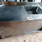 LOTE 151 - 01 BALCÃO SECO COM PIA, MEDINDO 143CMX71CM EM AÇO INOX. (NO ESTADO, NÃO SABEMOS SE FUNCIONA. LEILÃO NÃO TEM GARANTIA E NEM DEVOLUÇÃO).