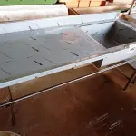 LOTE 182 - 01 BANCADA COM PIA DO LADO DIREITO E ESPELHO MEDINDO 180CMX66CM EM AÇO INOX. (NOVO) (NO ESTADO, NÃO SABEMOS SE FUNCIONA. LEILÃO NÃO TEM GARANTIA E NEM DEVOLUÇÃO).