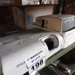 LOTE 198 - 02 PROJETORES MULTIMIDIA MARCAS E MODELOS DIVERSOS. (NO ESTADO) ATENÇÃO! FAZER A VISITAÇÃO ANTES DE ARREMATAR, NÃO SABEMOS SE FUNCIONA. LEILÃO NÃO TEM GARANTIA E NEM DEVOLUÇÃO, SUJEITO A POSSÍVEIS AVARIAS VISÍVEIS/OCULTAS E/OU AUSÊNCIA DE COMPONENTES.