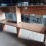LOTE 154 - 02 MESAS DE MADEIRA PARA ESCRITÓRIO MEDINDO 250CMX55CM CADA. (NO ESTADO, NÃO SABEMOS SE FUNCIONA. LEILÃO NÃO TEM GARANTIA E NEM DEVOLUÇÃO).