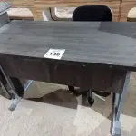 LOTE 136 - 01 MESA PARA ESCRITÓRIO MEDINDO 121CMX60CM E 01 CADEIRA GIRATÓRIA. (NO ESTADO. LEILÃO NÃO TEM GARANTIA E NEM DEVOLUÇÃO).