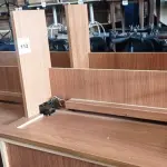 LOTE 112 - 04 MESAS DE MADEIRA PARA ESCRITÓRIO MEDINDO 250CMX55CM CADA. (NO ESTADO, NÃO SABEMOS SE FUNCIONA. LEILÃO NÃO TEM GARANTIA E NEM DEVOLUÇÃO).