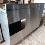 LOTE 151 - 01 BALCÃO SECO COM PIA, MEDINDO 143CMX71CM EM AÇO INOX. (NO ESTADO, NÃO SABEMOS SE FUNCIONA. LEILÃO NÃO TEM GARANTIA E NEM DEVOLUÇÃO).