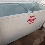 LOTE 065 - 01 FREEZER HORIZONTAL COM TAMPAS DE CORRER 220V. (NO ESTADO) ATENÇÃO! FAZER A VISITAÇÃO ANTES DE ARREMATAR, NÃO SABEMOS SE FUNCIONA. LEILÃO NÃO TEM GARANTIA E NEM DEVOLUÇÃO, SUJEITO A POSSÍVEIS AVARIAS VISÍVEIS/OCULTAS E/OU AUSÊNCIA DE COMPONENTES.