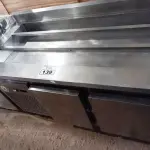 LOTE 139 - 01 BALCÃO REFRIGERADO COM CONDIMENTADORA MEDINDO 137CMX71CM EM AÇO INOX. (NO ESTADO) LEILÃO NÃO TEM GARANTIA E NEM DEVOLUÇÃO).