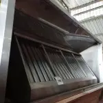 LOTE 166 - 01 COIFA LAVÁVEL EM AÇO INOX MEDINDO 240CMX100CM. (NO ESTADO, NÃO SABEMOS SE FUNCIONA. LEILÃO NÃO TEM GARANTIA E NEM DEVOLUÇÃO).