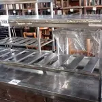 LOTE 108 - 01 MESA MEDINDO 180CMX55CM COM PANELEIRO EM AÇO INOX.(NO ESTADO, NÃO SABEMOS SE FUNCIONA. LEILÃO NÃO TEM GARANTIA E NEM DEVOLUÇÃO).