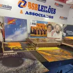 LOTE 008 - 01 LOTE COM VÁRIOS DISCOS DE VINIL. (NO ESTADO) ATENÇÃO! FAZER A VISITAÇÃO ANTES DE ARREMATAR, NÃO SABEMOS SE FUNCIONA. LEILÃO NÃO TEM GARANTIA E NEM DEVOLUÇÃO, SUJEITO A POSSÍVEIS AVARIAS VISÍVEIS/OCULTAS E/OU AUSÊNCIA DE COMPONENTES.