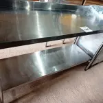 LOTE 145 - 01 MESA COM PANELEIRO E ESPELHO MEDINDO, 150CMX59CM EM AÇO INOX. (NO ESTADO, NÃO SABEMOS SE FUNCIONA. LEILÃO NÃO TEM GARANTIA E NEM DEVOLUÇÃO).