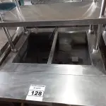 LOTE 128 - 01 BALCÃO INDUSTRIAL AQUECIDO COM 02 PASSADORES PARA HAMBURGUERIA EM AÇO INOX. (NO ESTADO. LEILÃO NÃO TEM GARANTIA E NEM DEVOLUÇÃO).