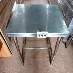 LOTE 144 - 01 MESA/BANCADA MEDINDO 58CMX58CM EM AÇO INOX. (NO ESTADO, NÃO SABEMOS SE FUNCIONA. LEILÃO NÃO TEM GARANTIA E NEM DEVOLUÇÃO).