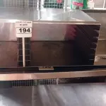 LOTE 194 - 01 ARMÁRIO DE PAREDE COM ENTRADA PARA 14 BANDEJAS EM AÇO INOX MEDINDO 150CMX48CM. (NO ESTADO, NÃO SABEMOS SE FUNCIONA. LEILÃO NÃO TEM GARANTIA E NEM DEVOLUÇÃO).