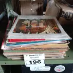 LOTE 196 - 01 LOTE COM VÁRIOS DISCOS DE VINIL. (NO ESTADO) ATENÇÃO! FAZER A VISITAÇÃO ANTES DE ARREMATAR, NÃO SABEMOS SE FUNCIONA. LEILÃO NÃO TEM GARANTIA E NEM DEVOLUÇÃO, SUJEITO A POSSÍVEIS AVARIAS VISÍVEIS/OCULTAS E/OU AUSÊNCIA DE COMPONENTES.