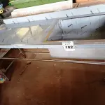 LOTE 182 - 01 BANCADA COM PIA DO LADO DIREITO E ESPELHO MEDINDO 180CMX66CM EM AÇO INOX. (NOVO) (NO ESTADO, NÃO SABEMOS SE FUNCIONA. LEILÃO NÃO TEM GARANTIA E NEM DEVOLUÇÃO).