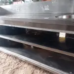 LOTE 153 - 01 BALCÃO SECO COM PIA MEDINDO 200CMX55CM EM AÇO  INOX.(NO ESTADO, NÃO SABEMOS SE FUNCIONA. LEILÃO NÃO TEM GARANTIA E NEM DEVOLUÇÃO).