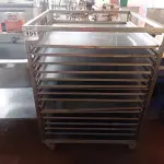LOTE 191 - 01 CARRINHO INDUSTRIAL COM RODINHAS E 15 BANDEJAS MEDINDO 98CMX96CM EM AÇO INOX. (UTILIZADO PARA INDUSTRIAS DE PIZZA, SALGADOS E PASTEIS) (NO ESTADO, NÃO SABEMOS SE FUNCIONA. LEILÃO NÃO TEM GARANTIA E NEM DEVOLUÇÃO).