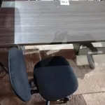LOTE 135 - 01 MESA PARA ESCRITÓRIO MEDINDO 121CMX60CM E 01 CADEIRA GIRATÓRIA. (NO ESTADO. LEILÃO NÃO TEM GARANTIA E NEM DEVOLUÇÃO).