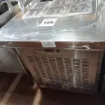 LOTE 129 - 01 BALCÃO INDUSTRIAL REFRIGERADO COM 09 CUBAS E 02 PASSADORES EM AÇO INOX. (NO ESTADO. LEILÃO NÃO TEM GARANTIA E NEM DEVOLUÇÃO).