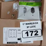LOTE 172 - 01 LOTE COM GRANDE QUANTIDADE DE ESPELHOS PARA TOMADA PL 4X4 P/2 TOMADA FIXA DE EMBUTIR. (NO ESTADO) ATENÇÃO! FAZER A VISITAÇÃO ANTES DE ARREMATAR, NÃO SABEMOS SE FUNCIONA. LEILÃO NÃO TEM GARANTIA E NEM DEVOLUÇÃO, SUJEITO A POSSÍVEIS AVARIAS VISÍVEIS/OCULTAS E/OU AUSÊNCIA DE COMPONENTES.