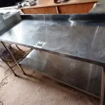 LOTE 145 - 01 MESA COM PANELEIRO E ESPELHO MEDINDO, 150CMX59CM EM AÇO INOX. (NO ESTADO, NÃO SABEMOS SE FUNCIONA. LEILÃO NÃO TEM GARANTIA E NEM DEVOLUÇÃO).