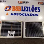 LOTE 127 - 02 PAINÉIS SOLARES 18V 10W. (NO ESTADO) ATENÇÃO! FAZER A VISITAÇÃO ANTES DE ARREMATAR, NÃO SABEMOS SE FUNCIONA. LEILÃO NÃO TEM GARANTIA E NEM DEVOLUÇÃO, SUJEITO A POSSÍVEIS AVARIAS VISÍVEIS/OCULTAS E/OU AUSÊNCIA DE COMPONENTES.