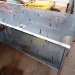 LOTE 180 - 01 MESA MEDINDO 180CMX65CM COM PANELEIRO EM AÇO INOX. (NOVO) (NO ESTADO, NÃO SABEMOS SE FUNCIONA. LEILÃO NÃO TEM GARANTIA E NEM DEVOLUÇÃO).