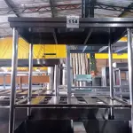 LOTE 114 - 01 MESA COM PANELEIRO MEDINDO 100CMX56CM EM AÇO INOX 304. (NO ESTADO, NÃO SABEMOS SE FUNCIONA. LEILÃO NÃO TEM GARANTIA E NEM DEVOLUÇÃO).