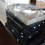 LOTE 171 - 02 TOCA CD, 01 VIDEOCASSETE E 01 TOCA DISCOS. (NO ESTADO) ATENÇÃO! FAZER A VISITAÇÃO ANTES DE ARREMATAR, NÃO SABEMOS SE FUNCIONA. LEILÃO NÃO TEM GARANTIA E NEM DEVOLUÇÃO, SUJEITO A POSSÍVEIS AVARIAS VISÍVEIS/OCULTAS E/OU AUSÊNCIA DE COMPONENTES.