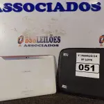 LOTE 051 - 01 TABLET MARCA SAMSUNG. (NO ESTADO) ATENÇÃO! FAZER A VISITAÇÃO ANTES DE ARREMATAR, NÃO SABEMOS SE FUNCIONA. LEILÃO NÃO TEM GARANTIA E NEM DEVOLUÇÃO, SUJEITO A POSSÍVEIS AVARIAS VISÍVEIS/OCULTAS E/OU AUSÊNCIA DE COMPONENTES.