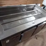 LOTE 139 - 01 BALCÃO REFRIGERADO COM CONDIMENTADORA MEDINDO 137CMX71CM EM AÇO INOX. (NO ESTADO) LEILÃO NÃO TEM GARANTIA E NEM DEVOLUÇÃO).