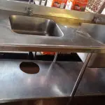 LOTE 190 - 01 MESA COM 02 PIAS E PANELEIRO EM AÇO INOX MEDINDO 288CM72CM. (NO ESTADO, NÃO SABEMOS SE FUNCIONA. LEILÃO NÃO TEM GARANTIA E NEM DEVOLUÇÃO).