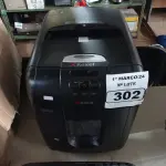 LOTE 302 - 01 FRAGMENTADORA DE PAPEL MARCA REXEL. (NO ESTADO) ATENÇÃO! FAZER A VISITAÇÃO ANTES DE ARREMATAR, NÃO SABEMOS SE FUNCIONA. LEILÃO NÃO TEM GARANTIA E NEM DEVOLUÇÃO, SUJEITO A POSSÍVEIS AVARIAS VISÍVEIS/OCULTAS E/OU AUSÊNCIA DE COMPONENTES.