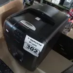 LOTE 302 - 01 FRAGMENTADORA DE PAPEL MARCA REXEL. (NO ESTADO) ATENÇÃO! FAZER A VISITAÇÃO ANTES DE ARREMATAR, NÃO SABEMOS SE FUNCIONA. LEILÃO NÃO TEM GARANTIA E NEM DEVOLUÇÃO, SUJEITO A POSSÍVEIS AVARIAS VISÍVEIS/OCULTAS E/OU AUSÊNCIA DE COMPONENTES.