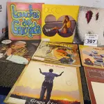 LOTE 307 - 01 LOTE COM VÁRIOS DISCOS DE VINIL. (NO ESTADO) ATENÇÃO! FAZER A VISITAÇÃO ANTES DE ARREMATAR, NÃO SABEMOS SE FUNCIONA. LEILÃO NÃO TEM GARANTIA E NEM DEVOLUÇÃO, SUJEITO A POSSÍVEIS AVARIAS VISÍVEIS/OCULTAS E/OU AUSÊNCIA DE COMPONENTES.