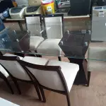 LOTE 418 - 01 MESA DE JANTAR COM TAMPO DE VIDRO E 06 CADEIRAS. (NO ESTADO) ATENÇÃO! FAZER A VISITAÇÃO ANTES DE ARREMATAR, NÃO SABEMOS SE FUNCIONA. LEILÃO NÃO TEM GARANTIA E NEM DEVOLUÇÃO, SUJEITO A POSSÍVEIS AVARIAS VISÍVEIS/OCULTAS E/OU AUSÊNCIA DE COMPONENTES.