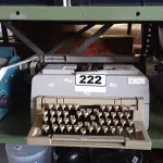 LOTE 222 - 01 MÁQUINA DE ESCREVER. (NO ESTADO) ATENÇÃO! FAZER A VISITAÇÃO ANTES DE ARREMATAR, NÃO SABEMOS SE FUNCIONA. LEILÃO NÃO TEM GARANTIA E NEM DEVOLUÇÃO, SUJEITO A POSSÍVEIS AVARIAS VISÍVEIS/OCULTAS E/OU AUSÊNCIA DE COMPONENTES.