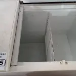LOTE 275 - 01 FREEZER HORIZONTAL 02 TAMPAS 220V. (NO ESTADO) ATENÇÃO! FAZER A VISITAÇÃO ANTES DE ARREMATAR, NÃO SABEMOS SE FUNCIONA. LEILÃO NÃO TEM GARANTIA E NEM DEVOLUÇÃO, SUJEITO A POSSÍVEIS AVARIAS VISÍVEIS/OCULTAS E/OU AUSÊNCIA DE COMPONENTES.