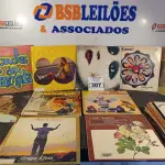 LOTE 307 - 01 LOTE COM VÁRIOS DISCOS DE VINIL. (NO ESTADO) ATENÇÃO! FAZER A VISITAÇÃO ANTES DE ARREMATAR, NÃO SABEMOS SE FUNCIONA. LEILÃO NÃO TEM GARANTIA E NEM DEVOLUÇÃO, SUJEITO A POSSÍVEIS AVARIAS VISÍVEIS/OCULTAS E/OU AUSÊNCIA DE COMPONENTES.